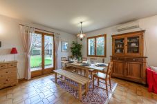 Dining room in the spacious living room of the cosy Maison Vignet in Duingt, in the heart of the village. 