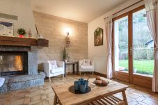 House in the heart of the village of Duingt ideal for family holidays - cosy living room