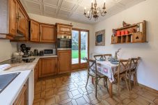 Fitted kitchen with dining area and access to the garden in a cosy house in Duingt 