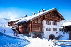 Chalet, luxe, jacuzzi, skis aux pieds, spacieux, vacances en famille, 5 étoiles, spa, coeur du village, cocooning